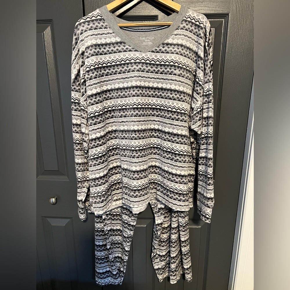 B4-73- 2pc Nautica Black and White Patterned Pajama Set